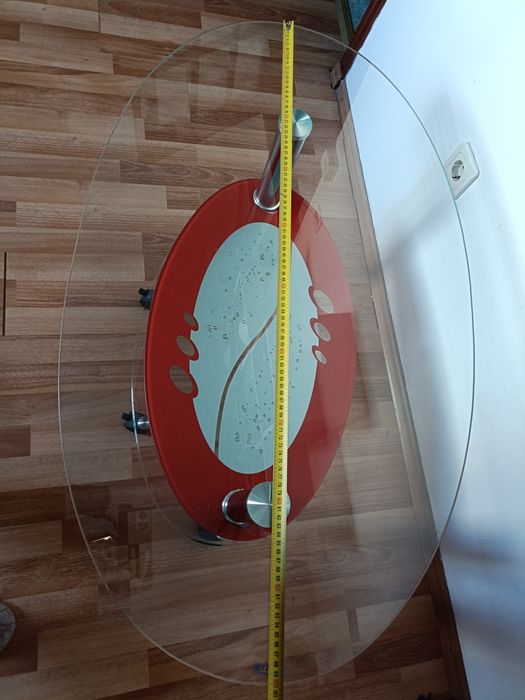 Masa de sticla cu roti care se pot bloca