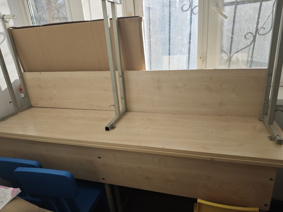 2 парты и ковры в хорошем состоянии