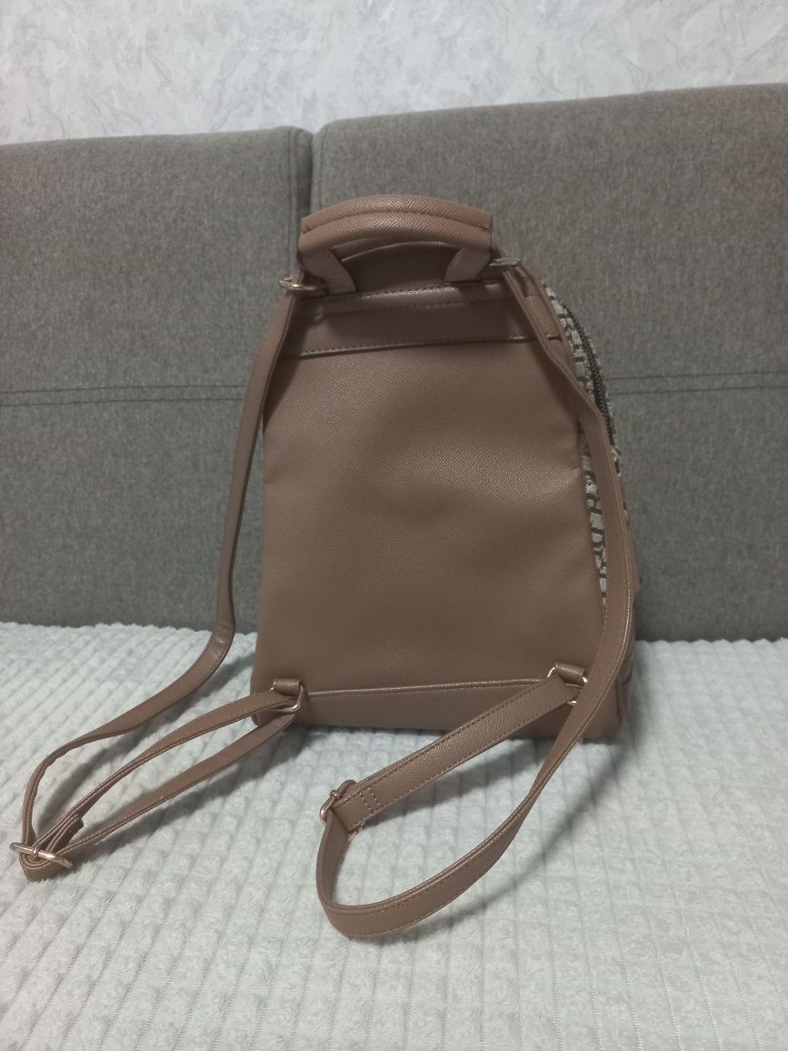 Дамска чанта Lio Jo и дамска раница River Island