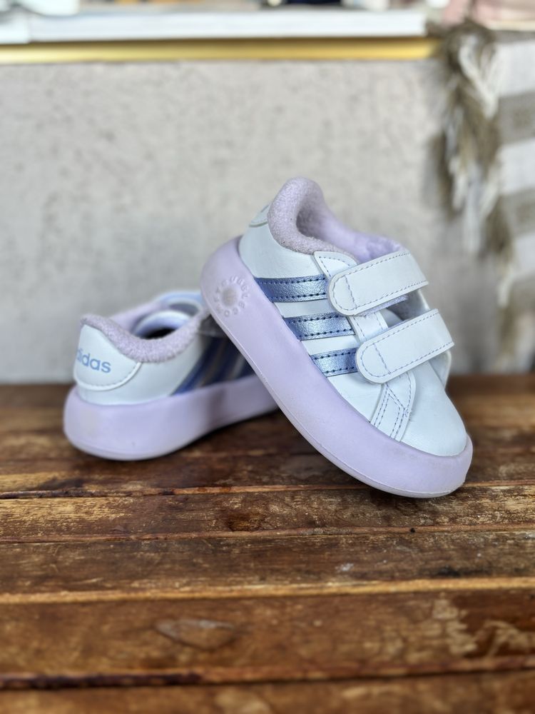 Обувки Nike и Adidas