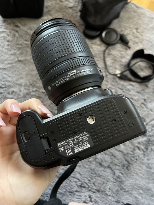 Vând aparat foto Nikon D 5200