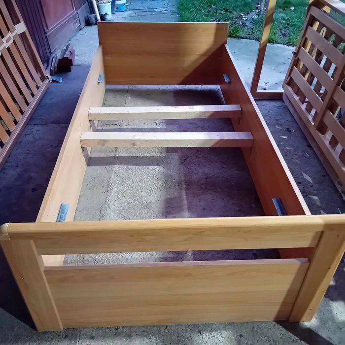 Vând pat dormitor de 1 persoana