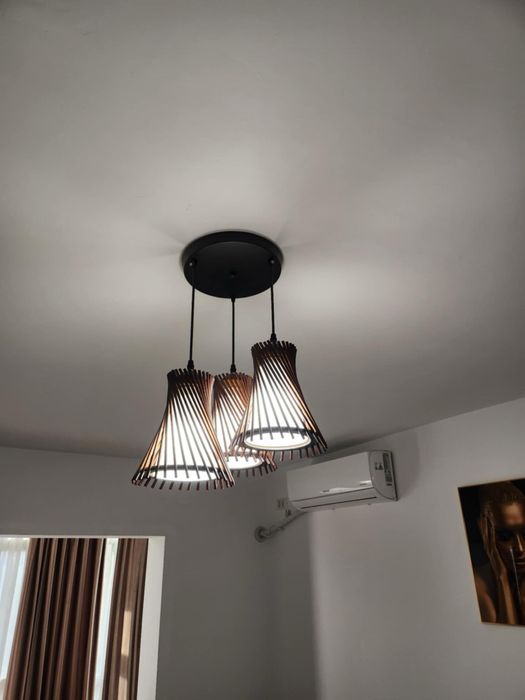 Corp de iluminat 4 bucati cu trei becuri si alte 4 cu un bec