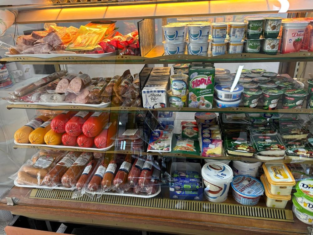 Vand doua vitrine și rafturi pentru magazin