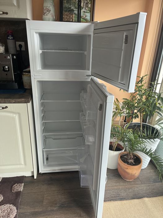 Бял хладилник Atlantic AT-283 с горна камера