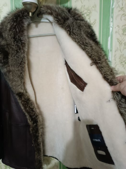 Продам кожаную куртку с натуральным мехом енота