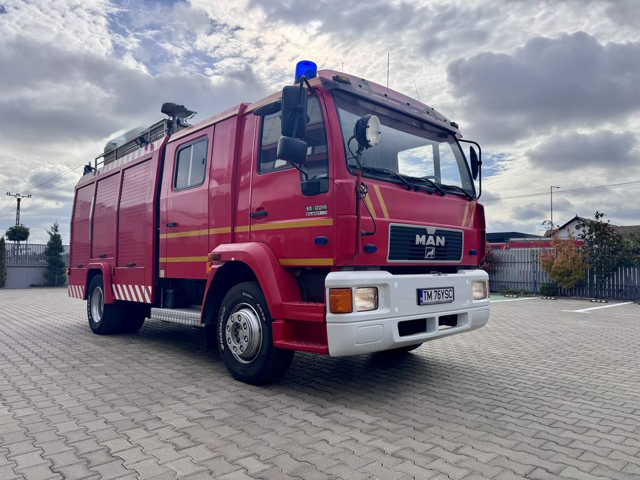 Mașina de pompieri MAN 14.224, înmatriculată și dotată cu echipamente