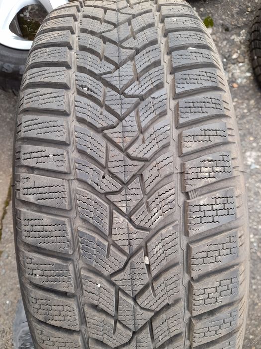 De Vănzare un set jante luminiu pe 215/65/R16 cu anvelope de iarnă