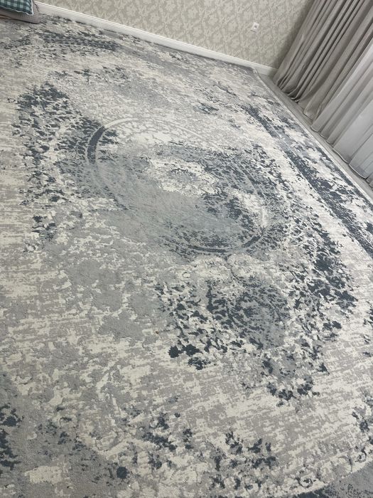 продается ковер болшой БУ размер 3880м*5000м. Подойдет для зала.