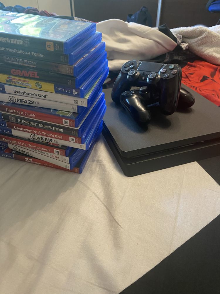 Playstation 4 cu 2 controllere