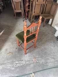 Дървен стол с тапицерия