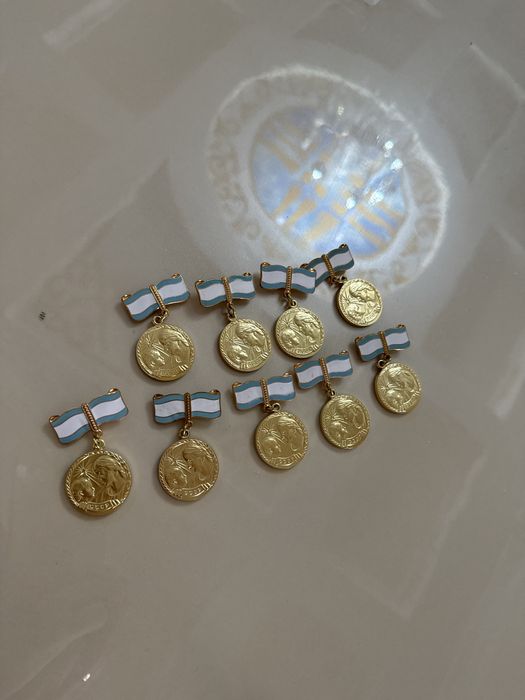 Продам медали за 1 шт 2000
