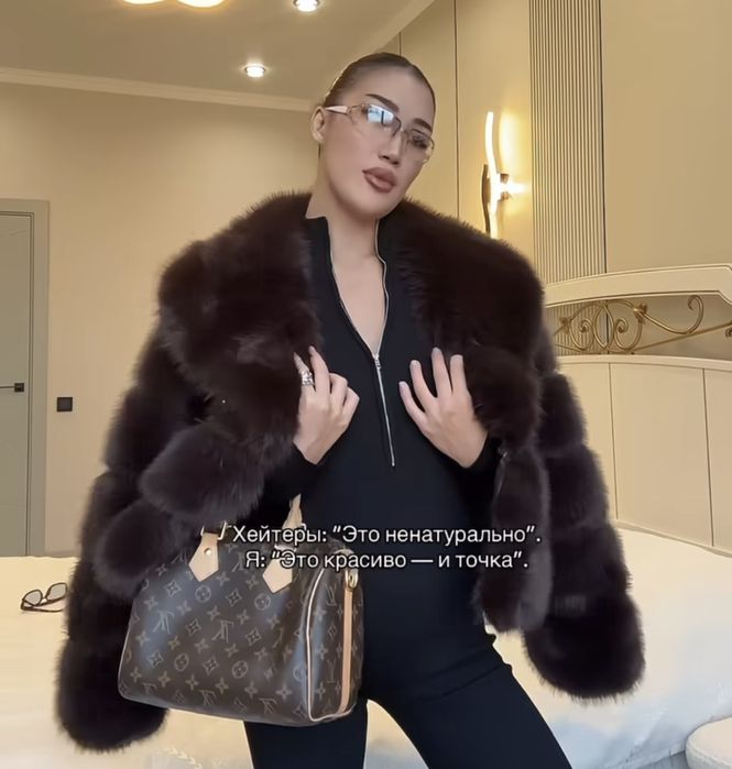 Эко шуба продам срочно . Цену можно договориться .