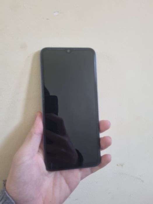 Poco c 50 aybi umuman  yoq holati yaxshi holatda karobkasi yoq