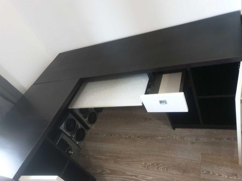 Birou mare wenge cu alb cu flori pe colt