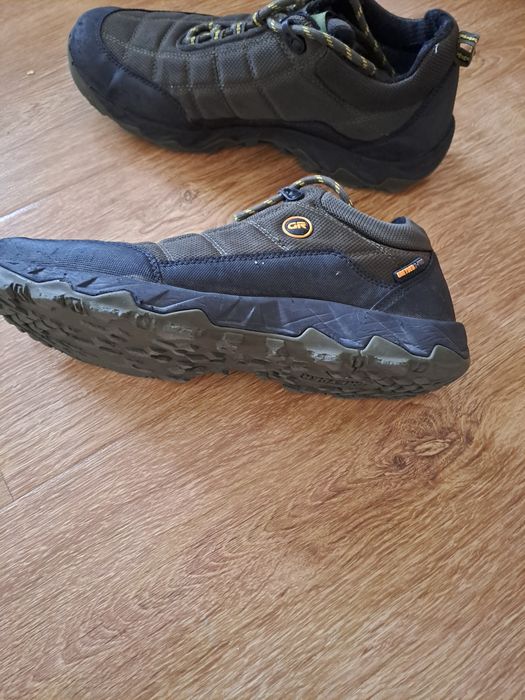 Продам осенни ботинки