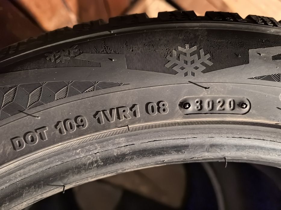 Продавам 4бр. зимни гуми 245 45 19