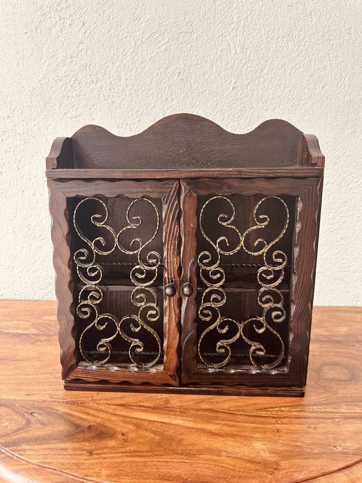 Ръчно изработен стенен шкаф с метлни релефни орнаменти на вратите