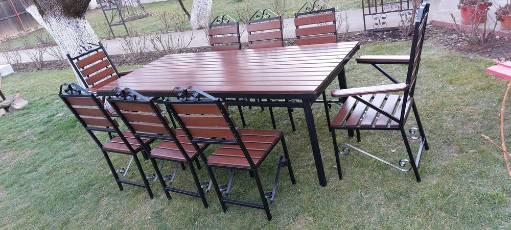 Masa cu 6 scaune simple si 2 cu cotiere