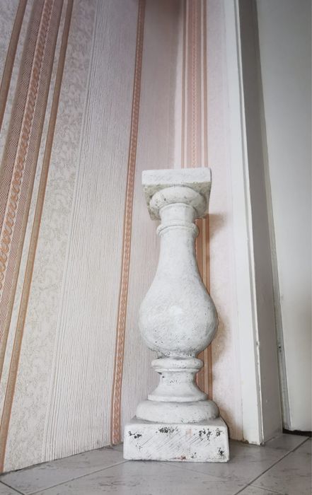 Антикварен дървен бюст от абанос и каменна колона пиедестал постамент