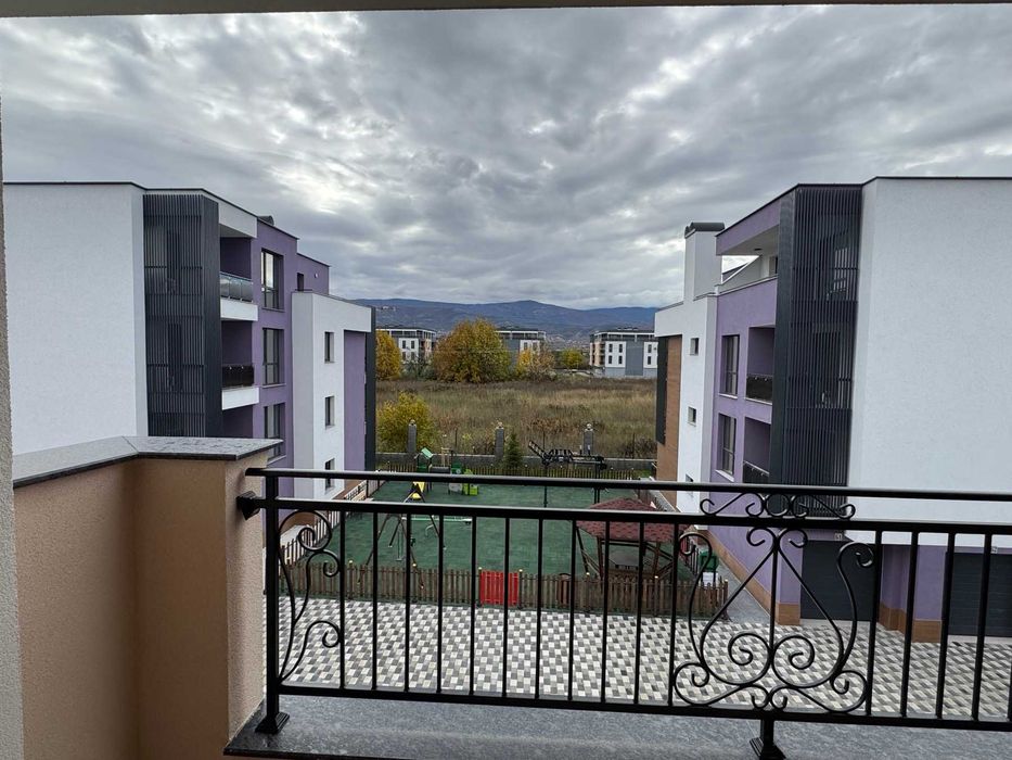 Двустаен апартамент кв.Остромила в цената партерен гараж