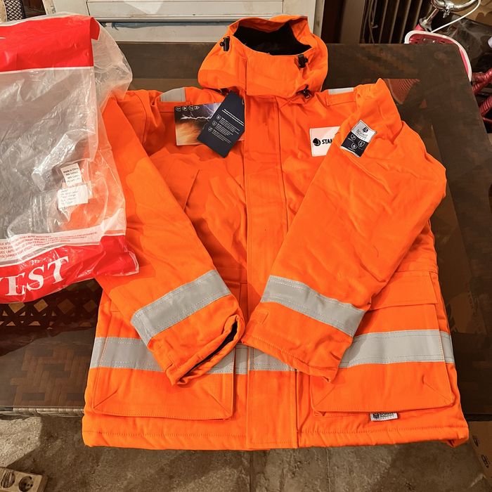 Продам зимнюю спец. одежду верх