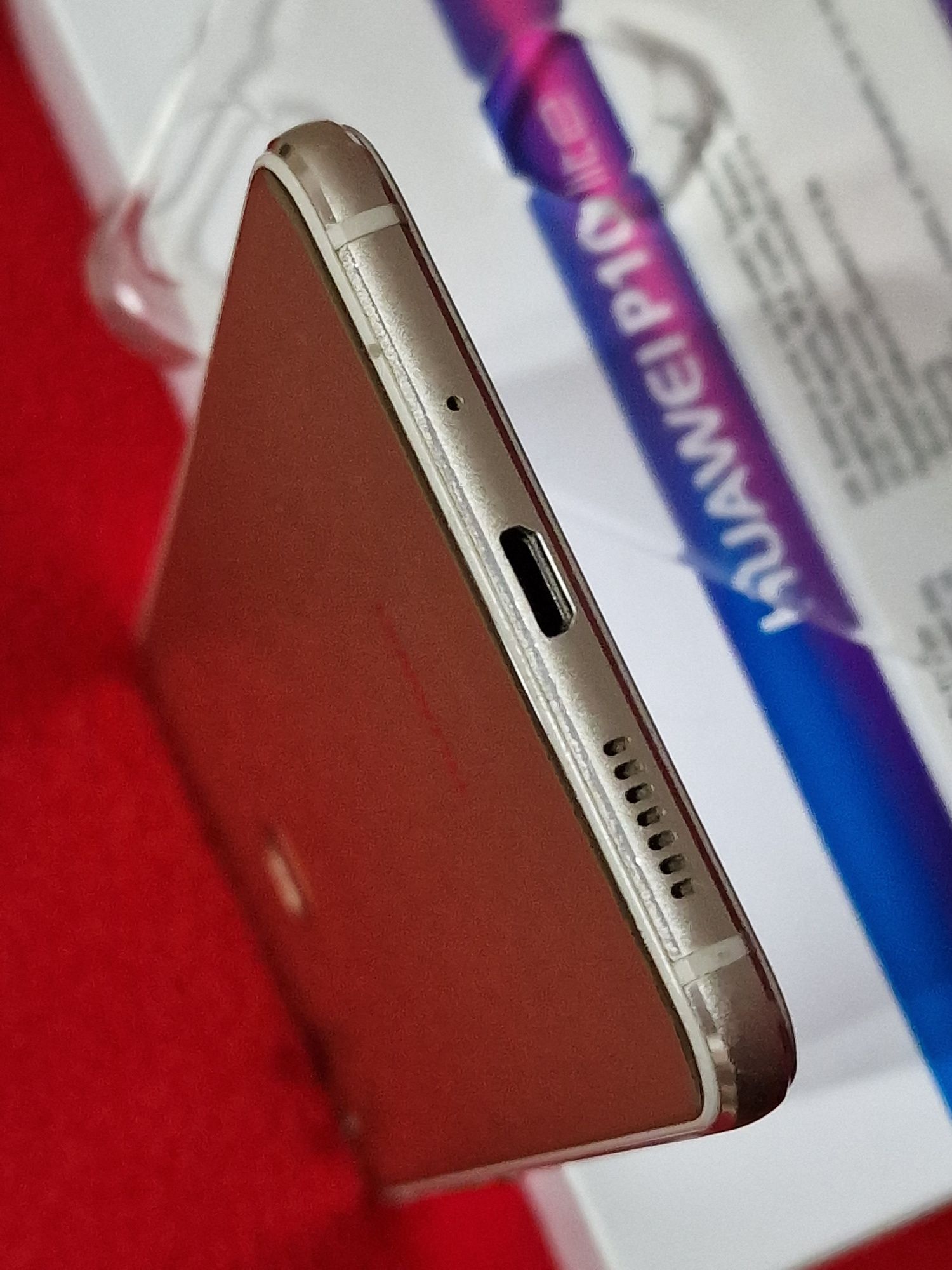 Huawei P10 Lite Gold 32Gb, Fisura pe fata sus și jos.