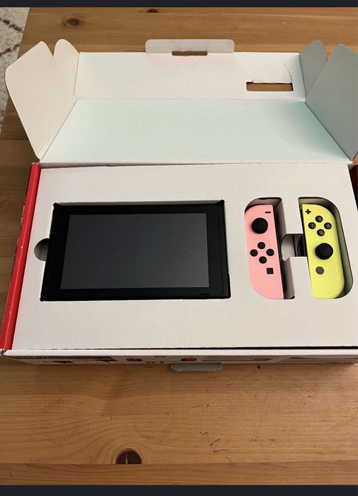 Nintendo Switch in cutie cu accesorii