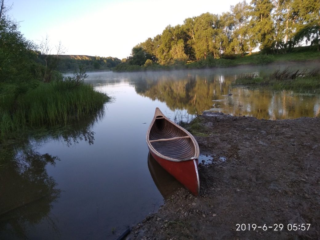 Деревянная лодка каноэ