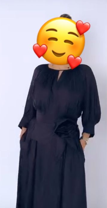 Коричневое платье свободного кроя с длинными рукавами