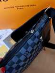 Set barbati,geanta  crossbody +curea,super model ,saculet, etichetă