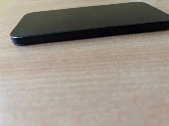 Продавам Iphone 12