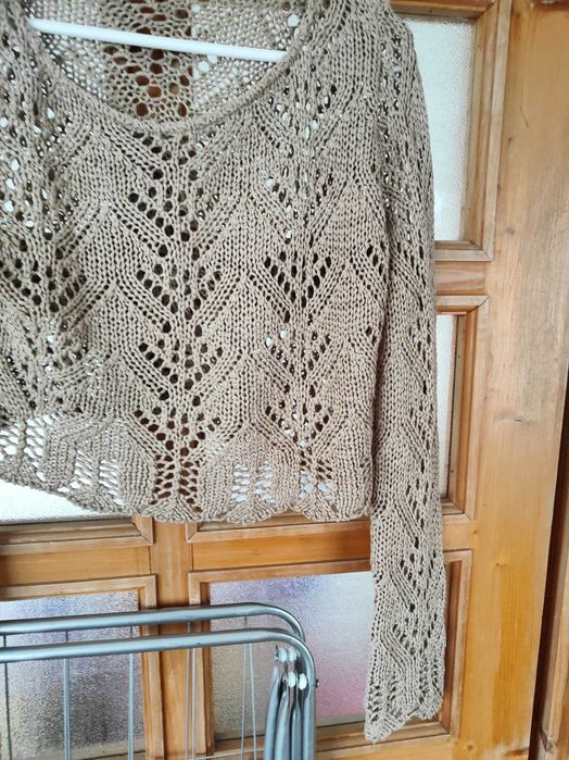 Bluzita crop cu gauri