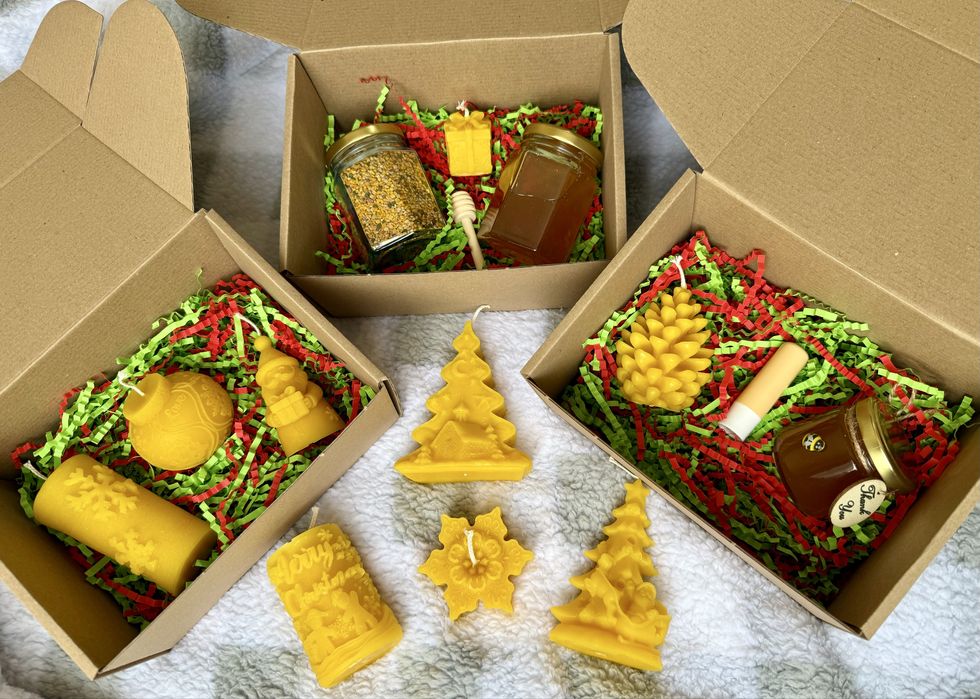 Подаръчни коледни кутии - с восъчни свещи и натурални пчелни продукти