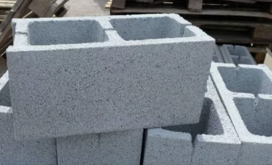 Сплитерные блоки ... качественный бетон.    Перегородочные.. крашенный