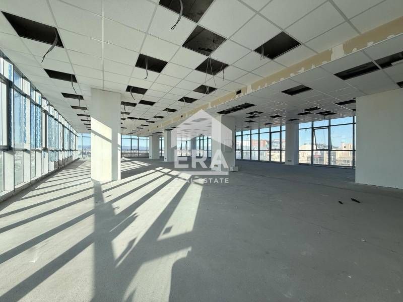 Офис площ за продажба с директен достъп до метростанция "Сливница"