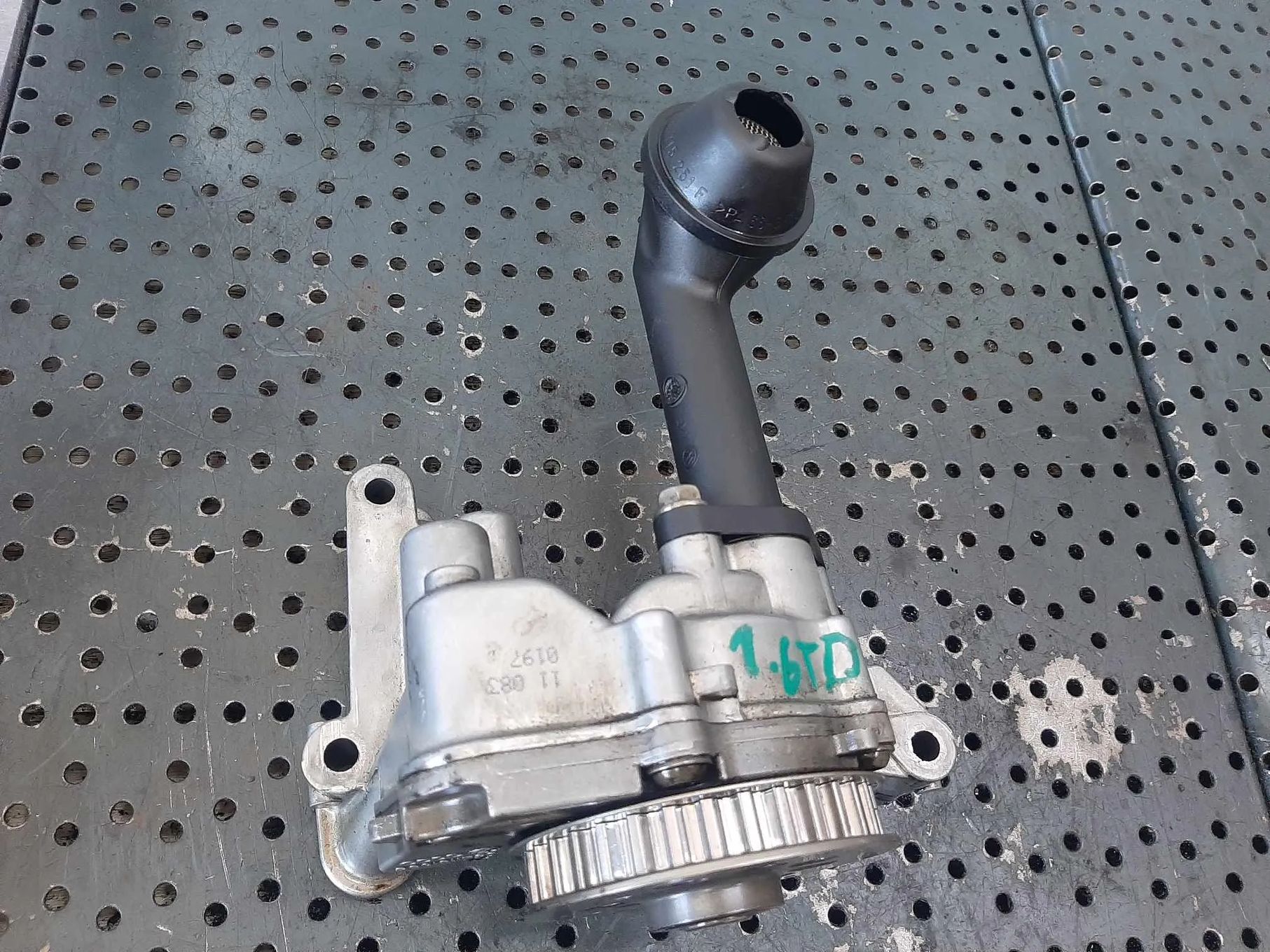 pompa ulei 1.6 tdi cay  vw passat b6 caddy 3 golf 6 audi a3 8p1 seat altea 5p ibiza 4  03l115105c