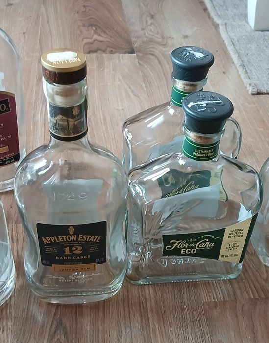 Празни бутилки от марков алкохол