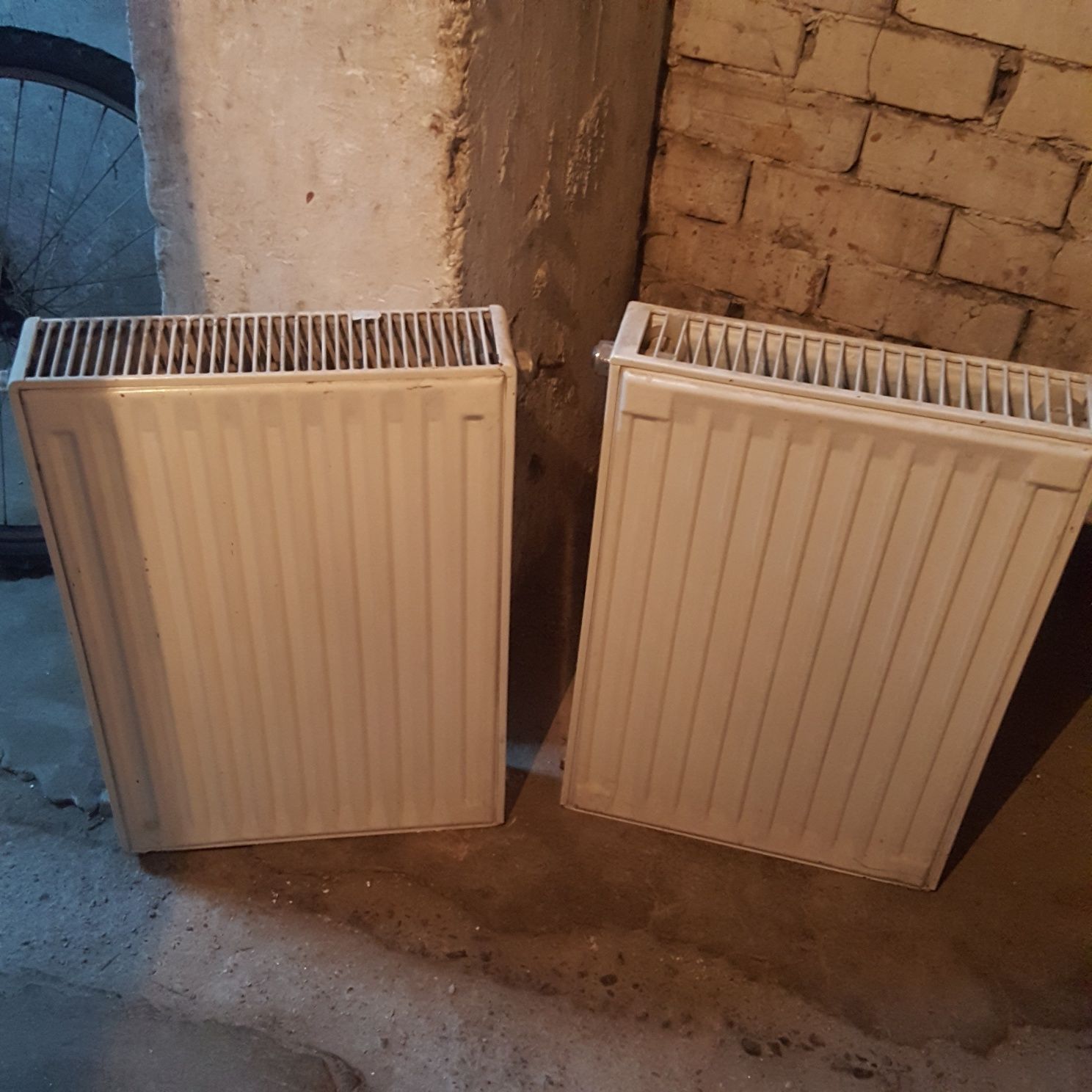 vand doua calorifere aluminiu si unul electric