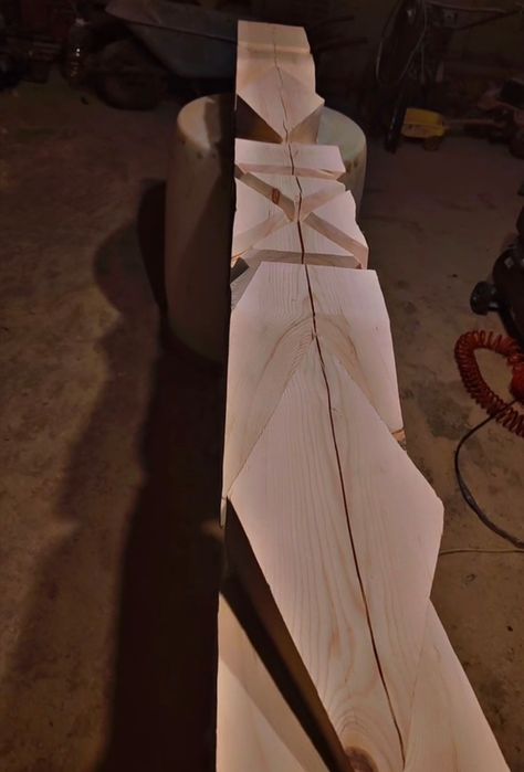 Artă în Lemn: Stâlpi Sculptati pentru Porți și Terase