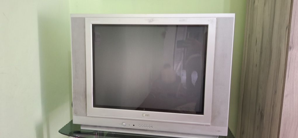 Lg 72 telvezor sotiladi 2si 400ming