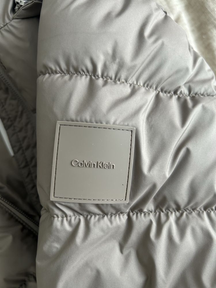 Продам женскую куртку Calvin Klein