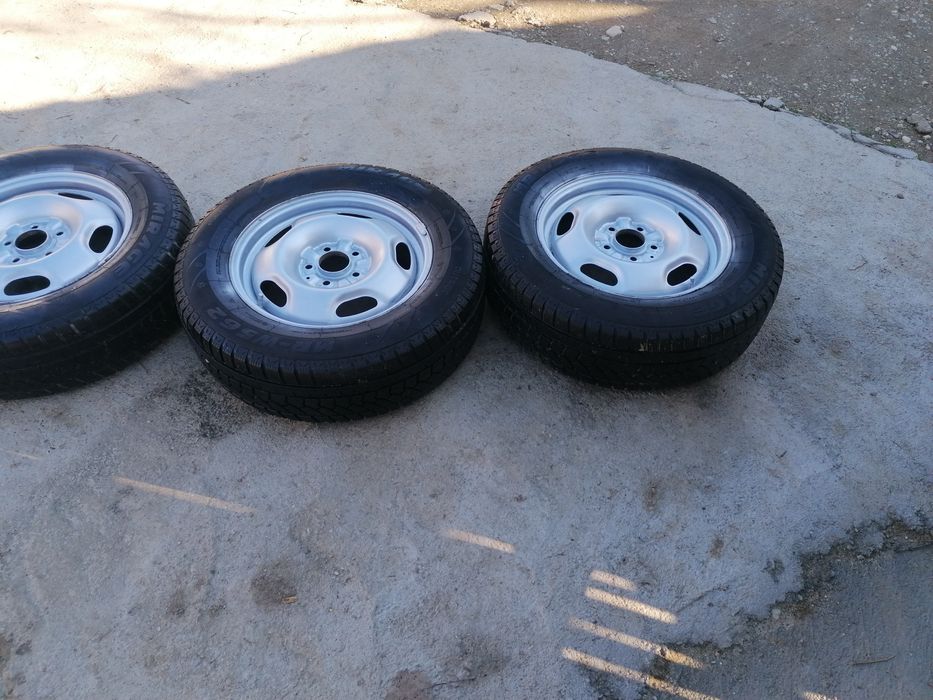 Anvelope iarnă 215 65 r16 cu jante tabla Duster