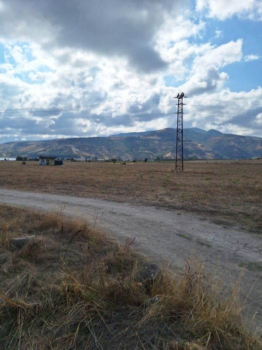 Продава се парцел в село широко поле