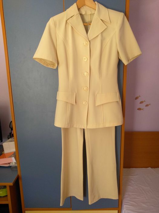 Елегантен дамски костюм 42 размер . Подарък дамски топ