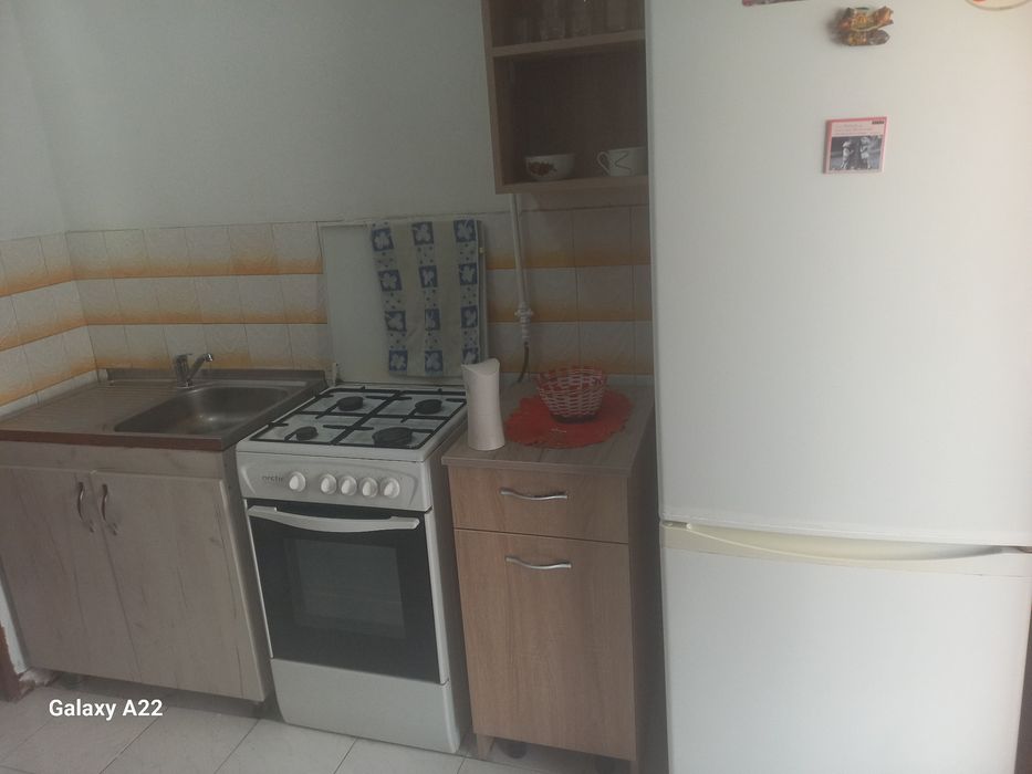 Inchiriez apartament 2 camere decomandat.