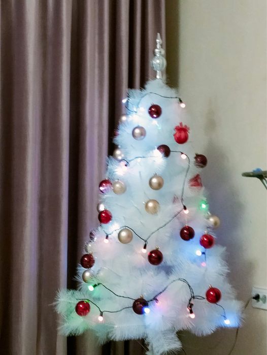 Елка, белого цвета