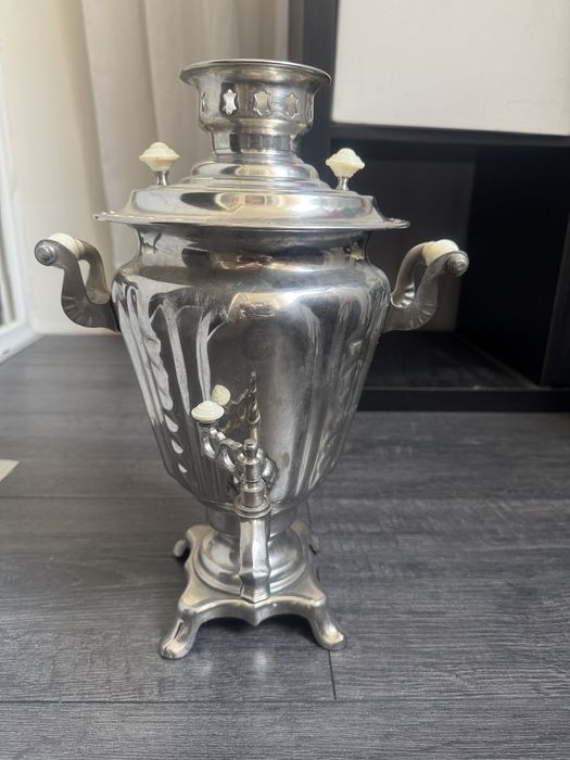 Руски самовар на ток.