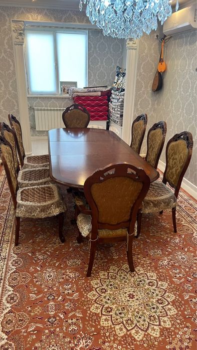 Стол и стулья сатылады 100000тг. Сервант пен комоды 180000тг.