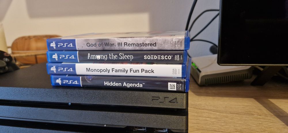 PlayStation 4 PS4 Pro 1 TB cu 3 Controllere